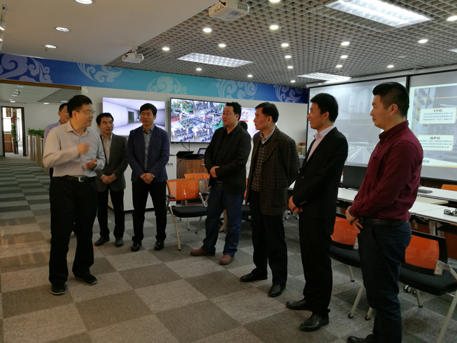 1492453842404491.jpg 2-曹明元董事长现场介绍1.jpg