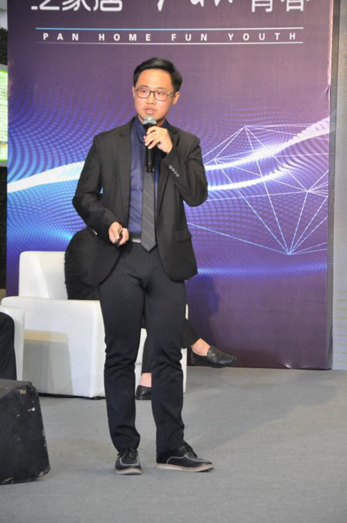 我院计算机软件学会会长梁道远讲解该“CALL教育”APP_副本.jpg