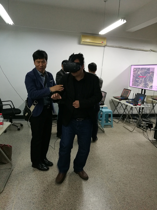 1492453957173438.jpg 8-禹主任现场体验VR技术.jpg