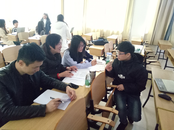 1489394743239750.jpg 1—答辩评委老师与学生现场交流.jpg
