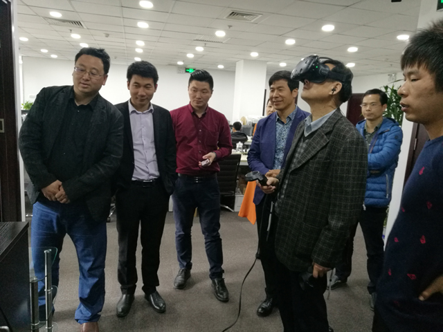 1492453944361970.jpg 7-邱院长现场体验VR技术.jpg
