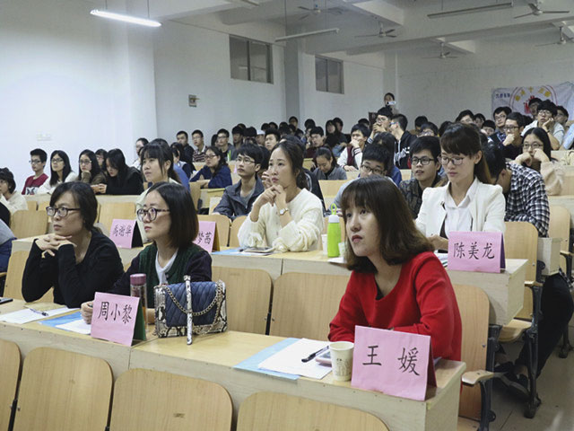 1482497229254246.jpg 3-老师和同学们认真观看.jpg