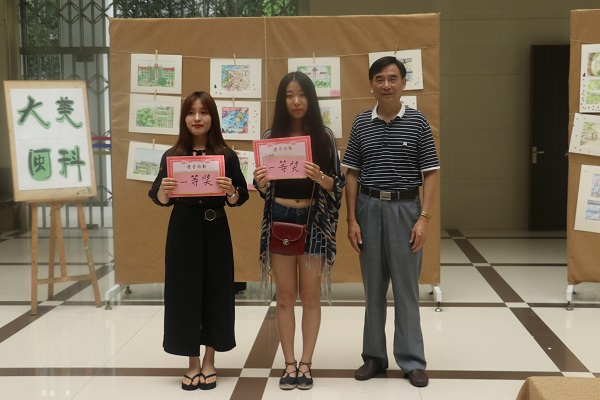 10邱永渠院长为一等奖获得者颁奖.jpg